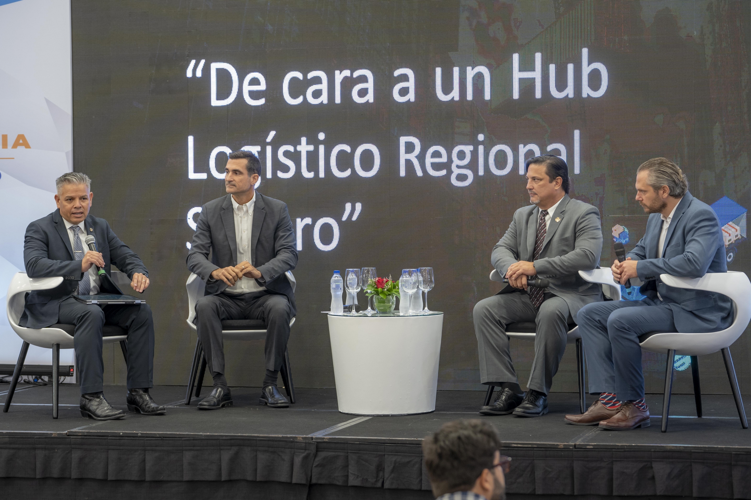 Erik Moncayo dá las palabras de introducción - Panel Hub Logistico Regional Seguro - Desayuno CBP 2022