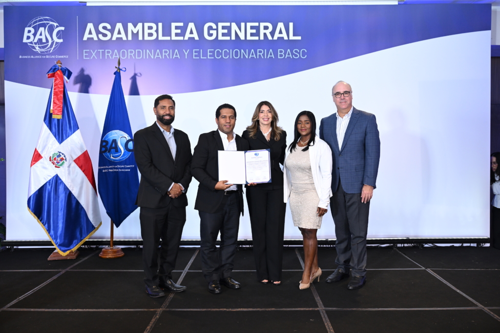 Asamblea General BASC Dominicana - Entrega de Certificado - Agente Aduanal Rodríguez Abreu & Asociados