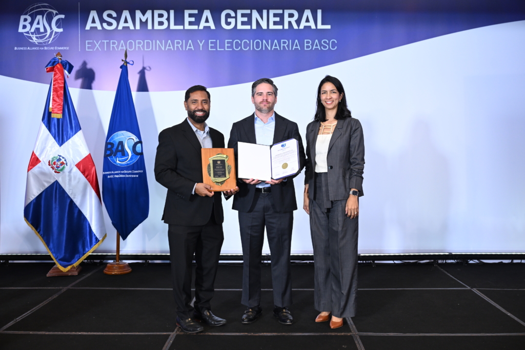 Asamblea General BASC Dominicana - Entrega de Certificado - Lab. Moya
