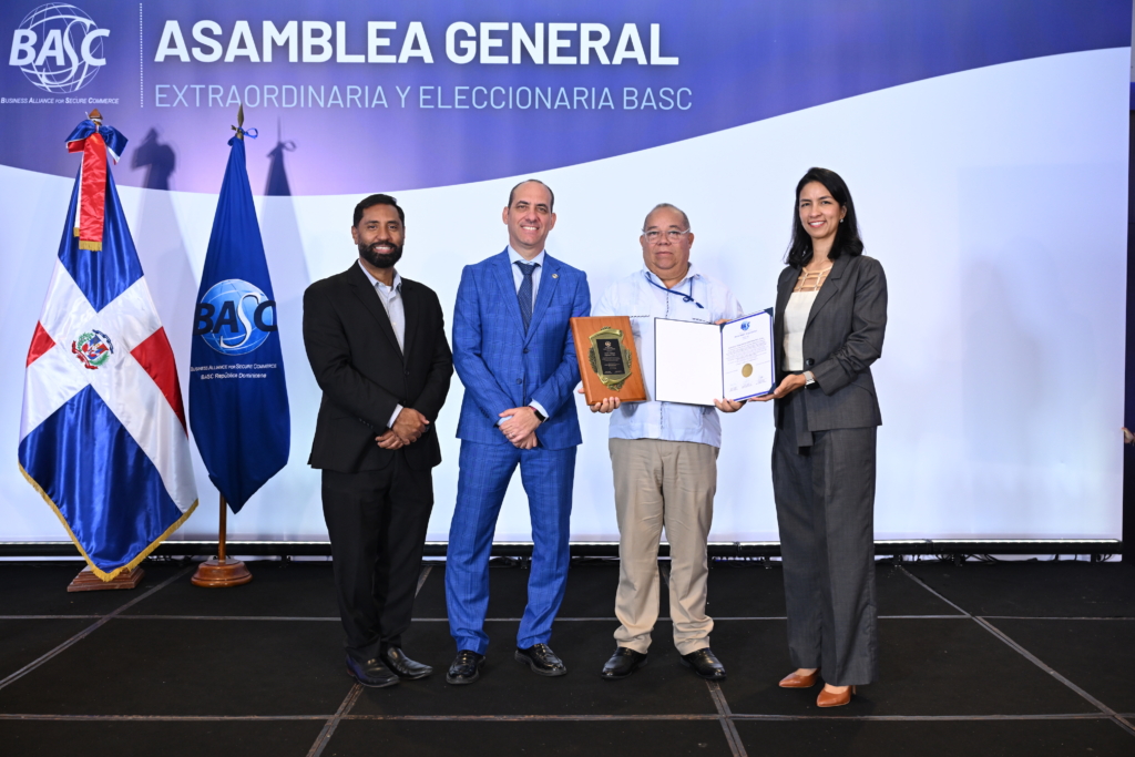 Asamblea General BASC Dominicana - Entrega de Certificado - SERVICORP